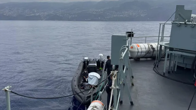 
                    Marinha resgata cinco tripulantes estrangeiros à deriva na Madeira
                