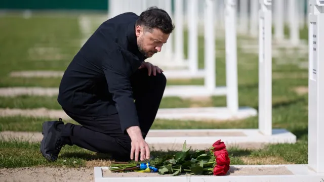 
                    Zelensky presta homenagem a líder nacionalista do século XX
                