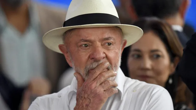 
                    Lula faz radioterapia preventiva após remover lesão no couro cabeludo
                