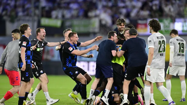 Paderborn 'vira' Wolfsburgo e regressa à Bundesliga seis anos depois