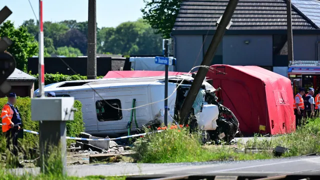 Acidente entre comboio e autocarro escolar na Bélgica. Há vários mortos