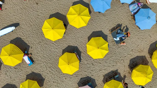 
                    Chapéus de sol em frente às concessões de praia. Afinal, posso ou não?
                