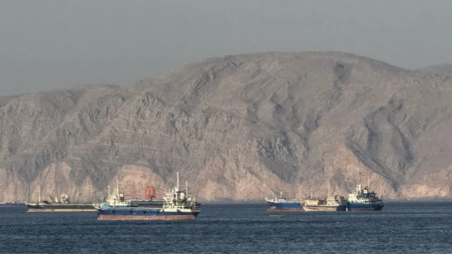 
                    EUA atacam navio que tentava romper bloqueio aos portos iranianos
                