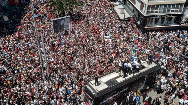 
                    Polícia turca dispersa protestos após destituição de líder da oposição
                