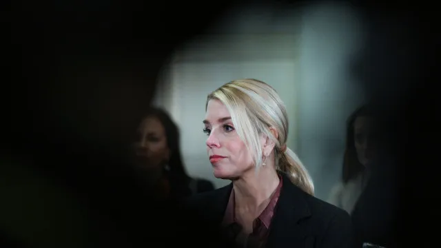
                    Trump ligado à divulgação de ficheiros Epstein? Ex-procuradora não diz
                