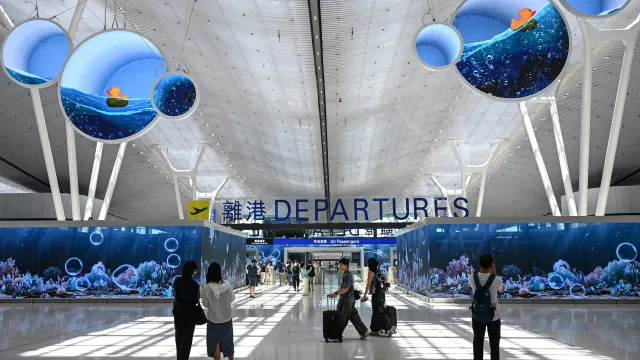 
                    Aeroporto de Hong Kong reabre 2.º terminal (com meta de 30 milhões)
                