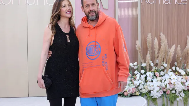 
                    Desleixado? Adam Sandler criticado por escolha de look em estreia
                