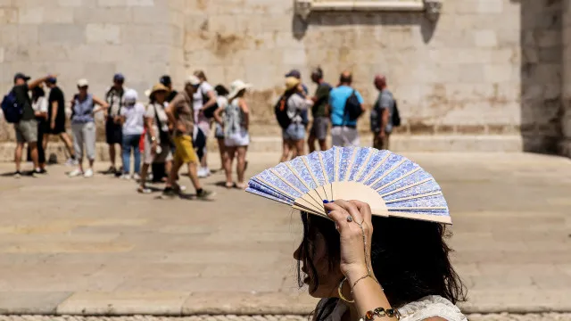 
                    Calor mantém-se! Catorze distritos a amarelo devido ao tempo quente
                