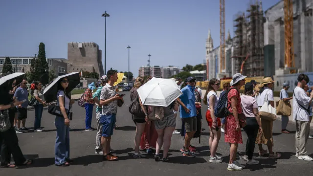
                    Onda de calor em Portugal vai durar até 10 dias e chegar aos 44ºC
                