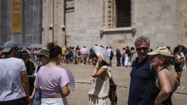 
                    Oito distritos sob aviso amarelo até às 18h devido ao calor
                
