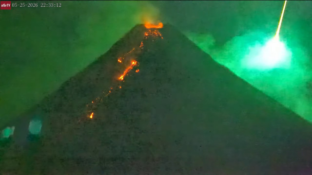 Vídeo mostra meteoro cruzando céu durante erupção de vulcão nas Filipinas