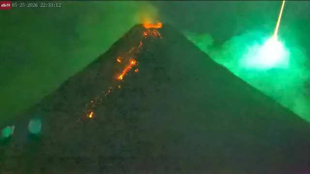 Vídeo para recordar. Meteoro foi avistado durante erupção de vulcão