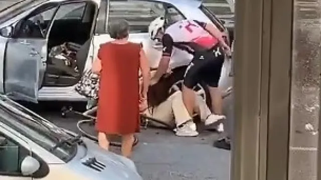 
                    Ciclista agride condutora em Matosinhos e foge do local. Vídeo é chocante
                