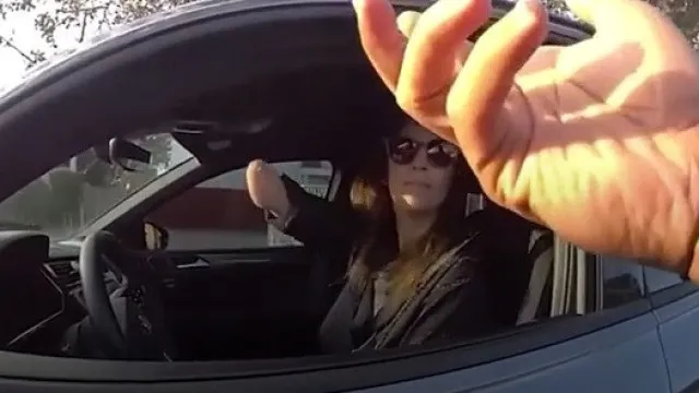 
                    Polícia acusa condutora de usar telemóvel. Ela mostra mão amputada
                