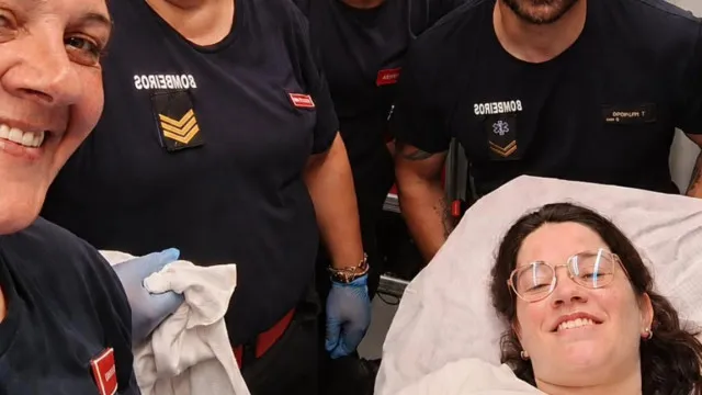 
                    Bebé Eva nasceu com ajuda dos bombeiros da Ericeira: 