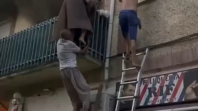 Moradores resgatam vizinhos pelas varandas durante incêndio em Madrid