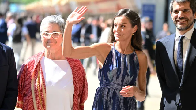 
                    Letizia brilha na Feira do Livro de Madrid: As imagens
                