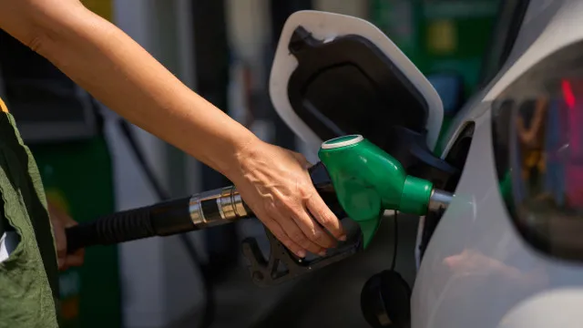 
                    Combustíveis ficam mais baratos. Já sabe onde custam menos? Veja aqui
                