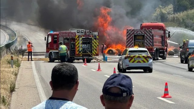 Camião em chamas corta A1 no sentido Norte-Sul em Santa Maria da Feira