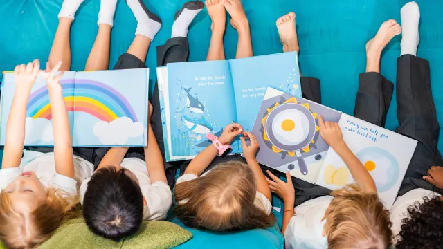 
                    Abraços em forma de livros: 15 sugestões para o Dia da Criança
                