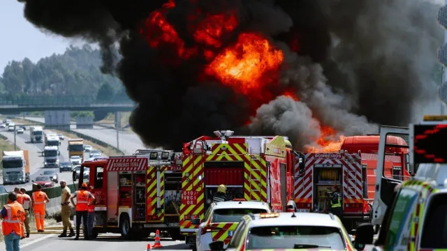 
                    Reaberta via da esquerda na A1 na Feira após corte por incêndio em camião
                