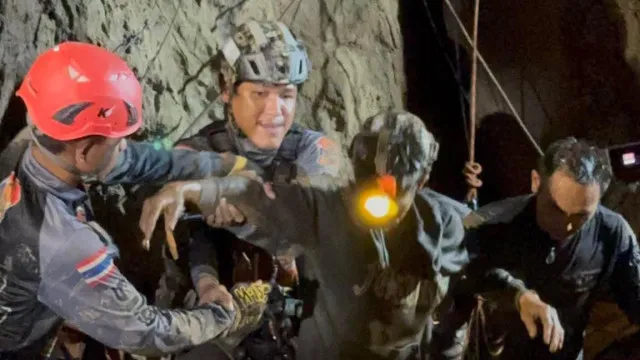 
                    Primeiro homem preso em gruta no Laos já foi resgatado. Eis o momento
                