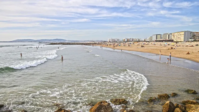 
                    Praia do Dragão Vermelho na Costa da Caparica interditada a banhos
                