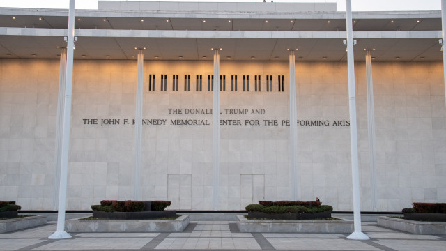 Aliados aprovam recolocação de nome de Trump no Kennedy Center