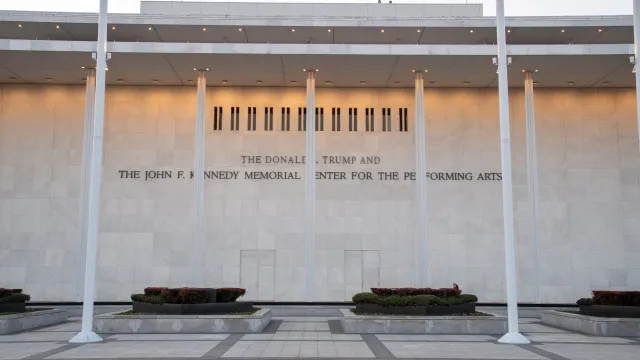 Juiz ordena retirada do nome de Trump do Kennedy Center