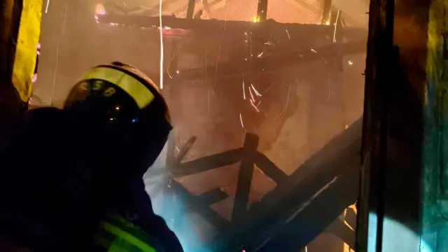 
                    Incêndio deflagra em prédio devoluto no centro do Porto
                