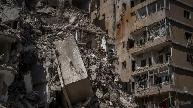 
                    Onze mortos incluindo socorrista em ataques israelitas no sul do Líbano
                