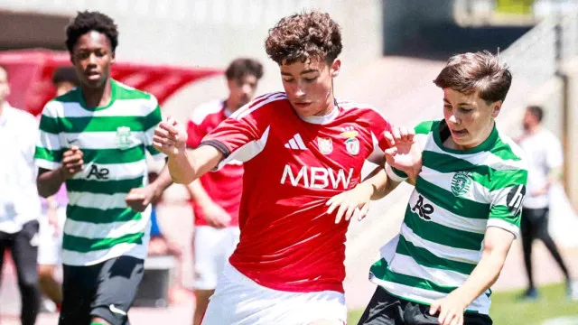 
                    Benfica dá a volta ao Sporting e lidera provisoriamente nos iniciados
                