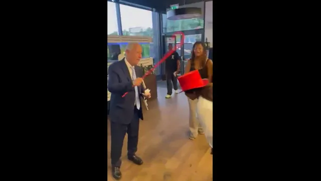 
                    Marcelo cumpre tradição... e dá pontapé no rabo a finalistas em Coimbra
                