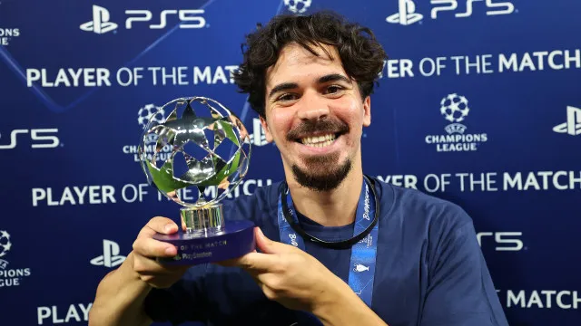 
                    Vitinha declara-se à família após troféu: 