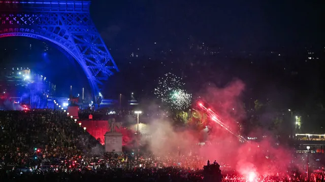 
                    Polícia fez 890 detenções durante tumultos após vitória do PSG em França
                