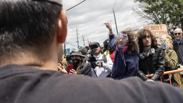 Centro de detenção palco de confrontos a favor e contra imigração nos EUA