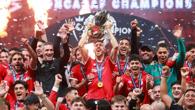 
                    Sem Mundial? Sem problema. Paulinho sagra-se campeão e MVP da Champions
                