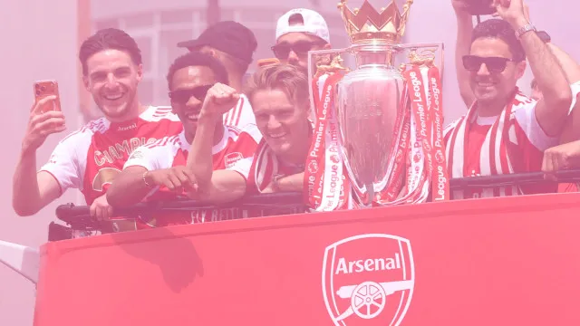 Arsenal sai à rua para festejar Premier League… horas depois da desilusão