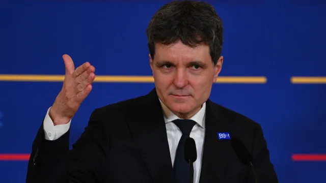 
                    Presidente da Roménia garante que drone que atingiu edifício 