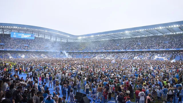 Loucura no Riazor. A invasão dos adeptos do Deportivo na subida à La Liga