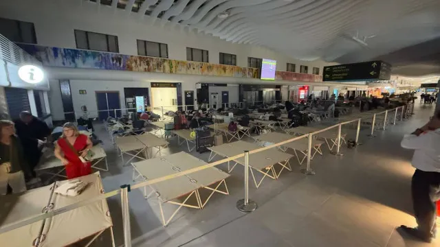 
                    Passageiros pernoitam em camas de campanha em aeroporto de Ponta Delgada
                