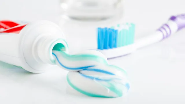 
                    Dos sapatos às torneiras: 10 coisas que pode limpar com pasta de dentes
                
