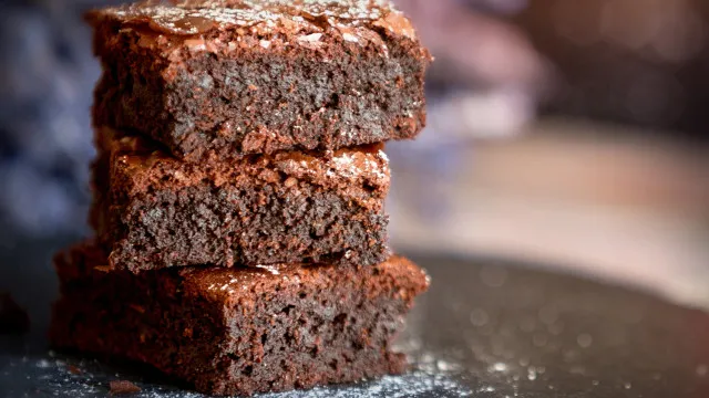 
                    Brownie de água sem ovos e lactose. Será difícil resistir a uma fatia
                