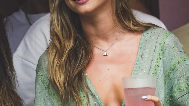 
                    Ester Expósito, namorada de Mbappé, dança com Bad Bunny. Vídeo é viral
                