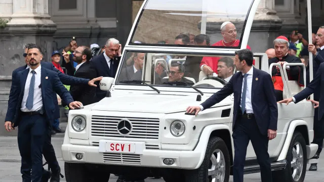 
                    Papa vai a Espanha e o seu carro já lá chegou. É um SUV elétrico Mercedes
                