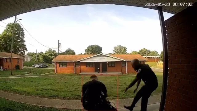 
                    EUA: Polícia esmurra repetidamente mulher durante detenção. Foi despedido
                