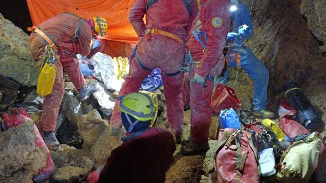 
                    Jovem resgatado de interior de gruta em Itália. Ficou com a perna presa
                