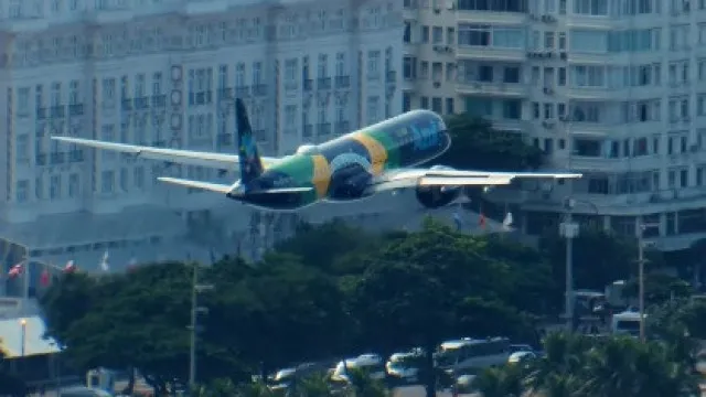 Avião sobrevoa orla do Rio de Janeiro em homenagem à seleção brasileira