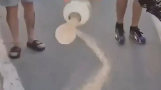 Turista espalha cinzas nas ruas de Santoniri (e causa indignação)
