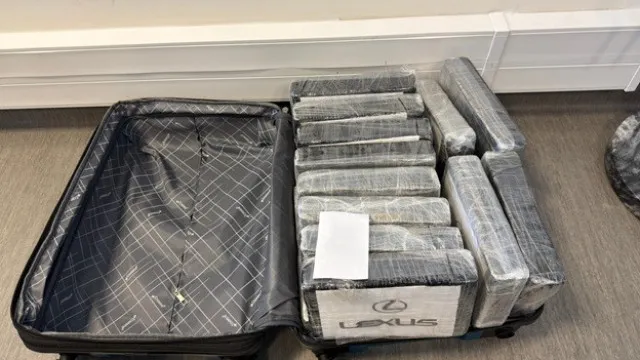 
                    Aterram em Lisboa com cocaína suficiente para 476 mil doses na mala
                